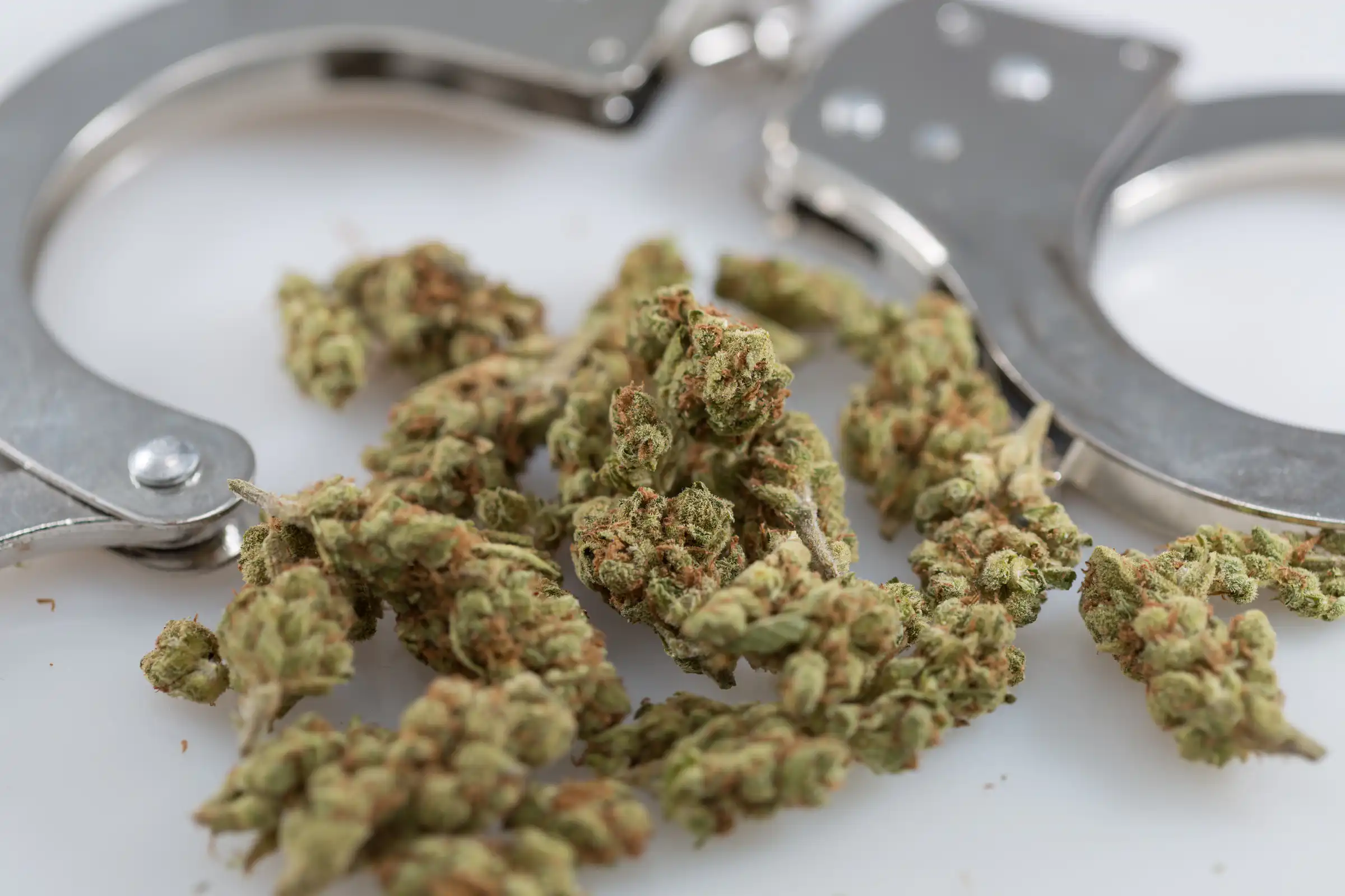 Le gouverneur de Virginie signe un projet de loi visant à condamner la marijuana après que les législateurs ont rejeté ses amendements